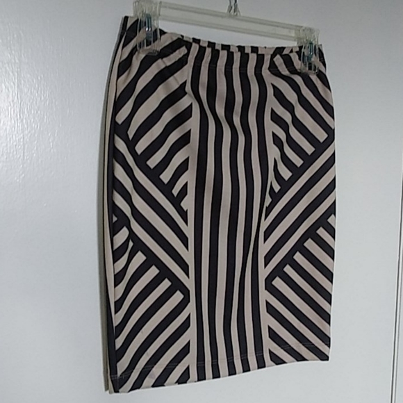 Dots Retro Skirt. - Picture 3 of 4